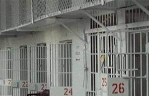 Συνέλαβαν σωφρονιστικούς για τον βαρυποινίτη