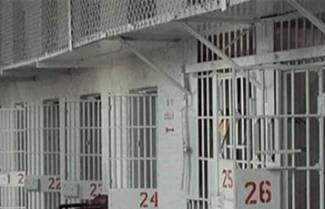 Συνέλαβαν σωφρονιστικούς για τον βαρυποινίτη