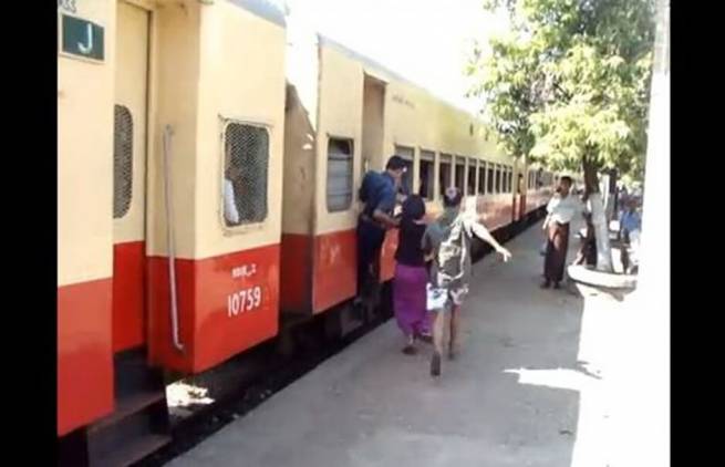 Επιβίβαση σε τρένο στη Μπούρμα! (video)