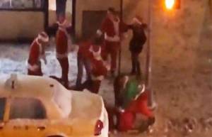 Ξύλο μεταξύ μεθυσμένων Άγιων Βασίληδων στη Νέα Υόρκη (video)