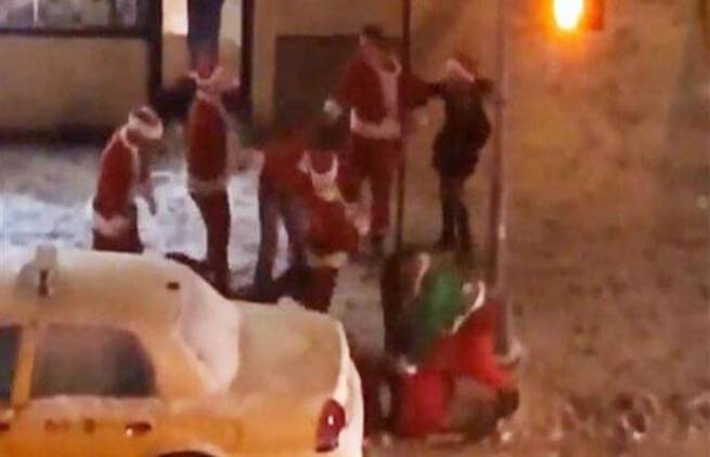Ξύλο μεταξύ μεθυσμένων Άγιων Βασίληδων στη Νέα Υόρκη (video)