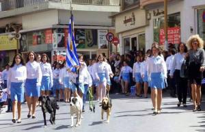 Τα αδέσποτα έκλεψαν την παράσταση στην παρέλαση της 25ης Μαρτίου!