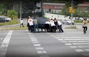 Στην Βραζιλία, υπάρχουν οι &quot;Φρουροί της διάβασης&quot; (video)