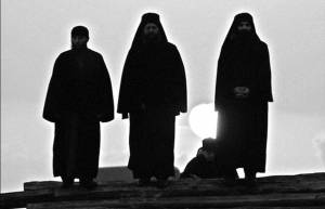 Ο Τσίπρας ασπάζεται την…Δεξιά του Κυρίου