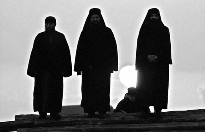 Ο Τσίπρας ασπάζεται την…Δεξιά του Κυρίου