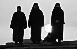 Ο Τσίπρας ασπάζεται την…Δεξιά του Κυρίου