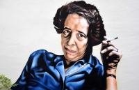 Hannah Arendt: «Όσο πιο ρηχός είναι κάποιος τόσο πιο πιθανό είναι να ενδώσει στο κακό»