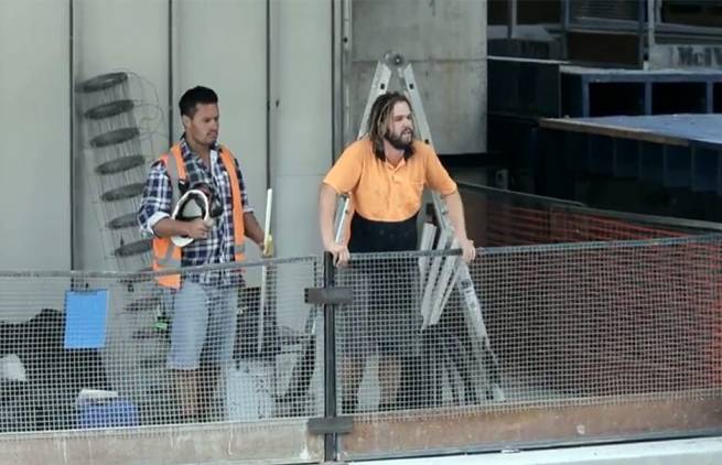 3 Οικοδόμοι δείχνουν την γλυκιά πλευρά του εαυτού τους (video)