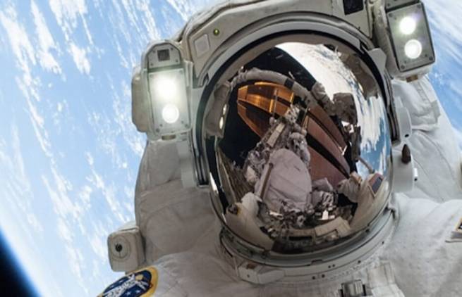 Ο μόνος λόγος για να βγάλεις selfie, είναι να βρίσκεσαι στο διάστημα