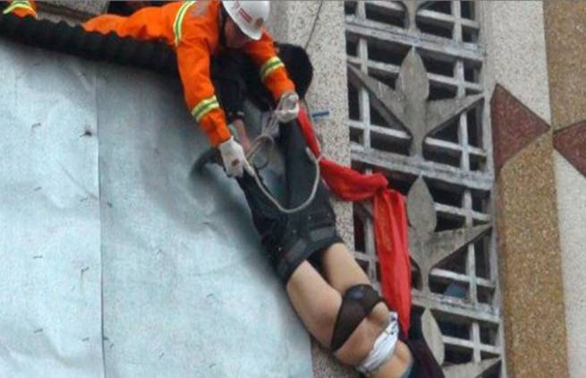 Σύζυγος έπιασε στον αέρα τη γυναίκα του που πήδηξε για να αυτοκτονήσει