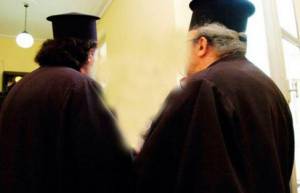 Στη φυλακή οι δύο ιερείς που έστησαν την κομπίνα του 1 εκατ. ευρώ