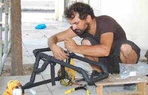 Ένας υδραυλικός κάνει ανάπηρα σκυλάκια να ξαναπερπατήσουν!