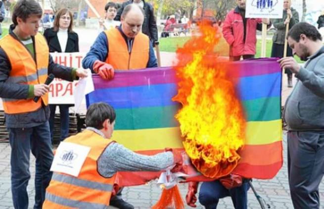 Μισείτε τους γκέι, είναι δωρεάν!