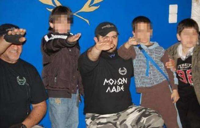 Στρατολόγηση παιδιών από τη Χρυσή Αυγή!