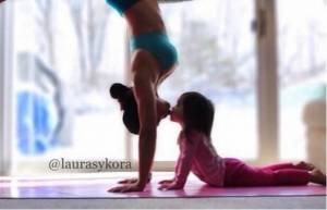 Μαμά και κόρη κάνουν yoga...