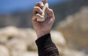 Eπαναφέρουν τον λιθοβολισμό για την απιστία