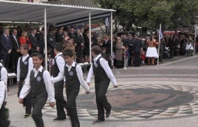 56χρονος μούντζωσε τους επισήμους στην παρέλαση και συνελήφθη! (video)