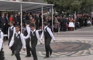 56χρονος μούντζωσε τους επισήμους στην παρέλαση και συνελήφθη! (video)