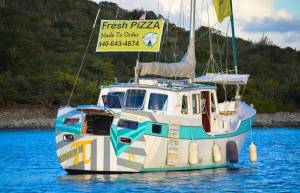 Παράτησαν τα πάντα και άνοιξαν ένα «Pizza Boat»  στην Καραϊβική