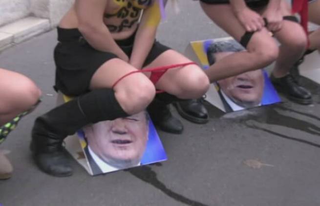 Οι FEMEN ουρούν ομαδικά τη φωτό του Ουκρανού προέδρου