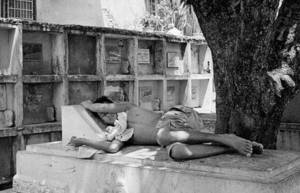 Οι άνθρωποι των κοιμητηρίων, που έκαναν το θάνατο σπίτι τους