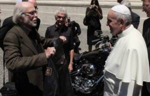 Έναντι 210.000 ευρώ πουλήθηκε η Harley Davidson του πάπα Φραγκίσκου