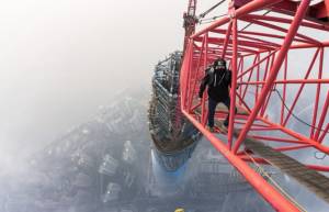 Στην κορυφή του Shanghai Tower: video που σου κόβει την ανάσα! (video)