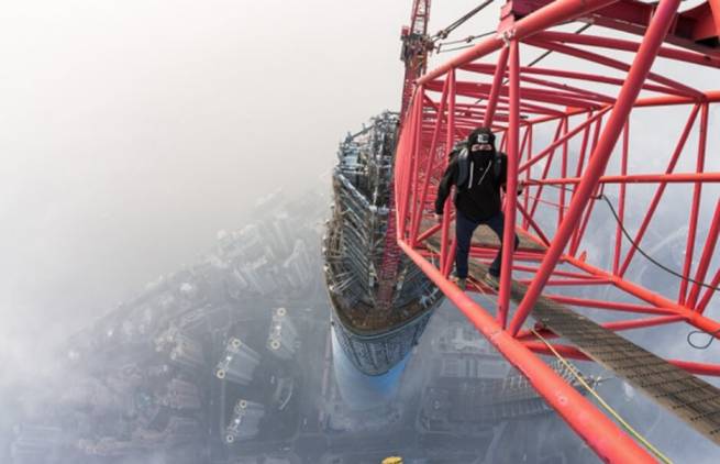 Στην κορυφή του Shanghai Tower: video που σου κόβει την ανάσα! (video)
