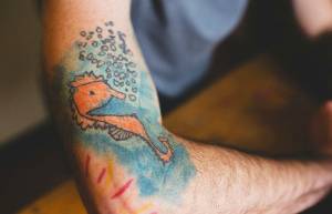 Ένας μπαμπάς κάνει tattoos τις ζωγραφιές του γιου του