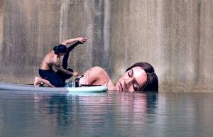 Eκπληκτική street art ισορροπώντας πάνω σε μια σανίδα surf!