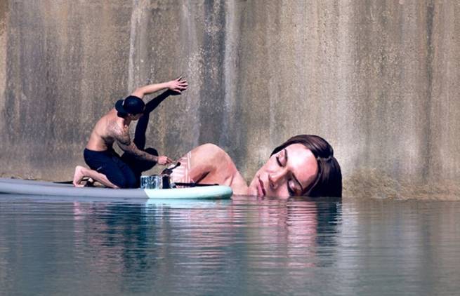Eκπληκτική street art ισορροπώντας πάνω σε μια σανίδα surf!