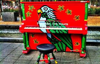 «Play me, I’m yours»: Όλοι εν δυνάμει πιανίστες