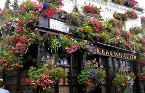 Churchill Arms: Το πιο… ανθισμένο ευρωπαϊκό cafe