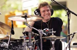 Ένας drummer, ένα χέρι... τρεις μπαγκέτες! (video)