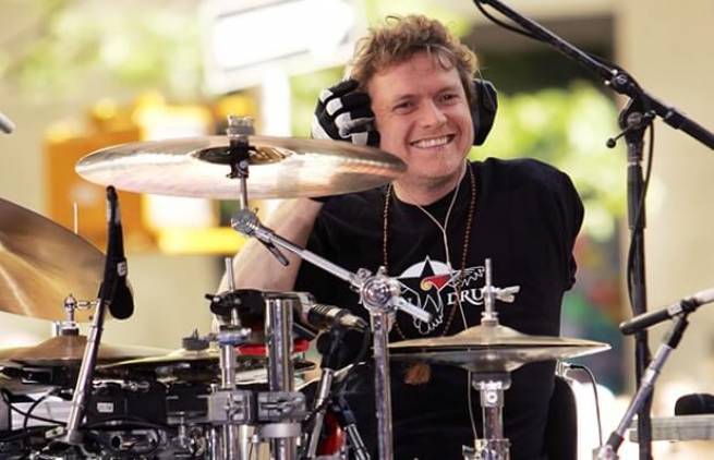 Ένας drummer, ένα χέρι... τρεις μπαγκέτες! (video)