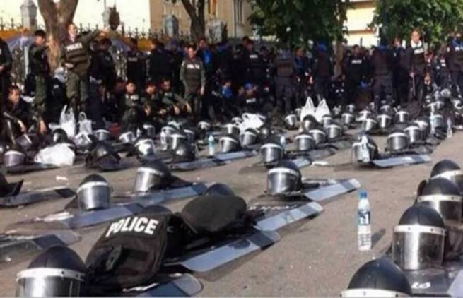 Ταϊλάνδη: Αστυνομία και διαδηλωτές μαζί.