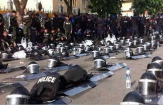 Ταϊλάνδη: Αστυνομία και διαδηλωτές μαζί.