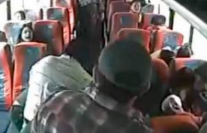 Διπλή δολοφονία μέρα σε λεωφορείο (video)