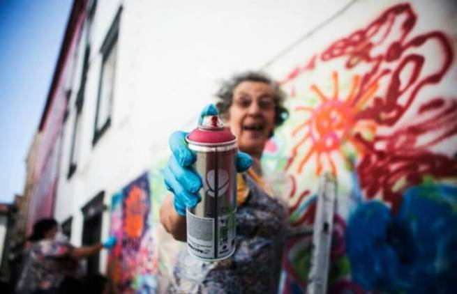 Γιαγιάδες κάνουν graffiti στους δρόμους της Λισαβόνας