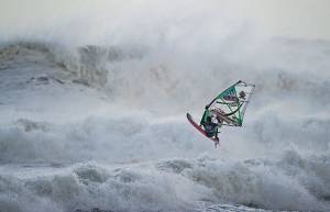 Windsurfing σε συνθήκες τυφώνα! (video)