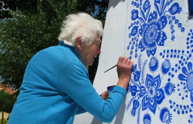 90χρονη Τσέχα γιαγιά μετατρέπει χωριό σε έργο τέχνης