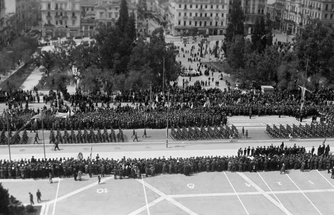 H πρώτη παρέλαση μετά την απελευθέρωση στην Αθήνα της 25ης Μαρτίου 1945 Φωτογραφικό Αρχείο Αθηνών Παύλου Μυλωνά - Αρχεία Νεοελληνικής Αρχιτεκτονικής Μουσείου Μπενάκη