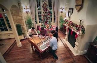 Τέσσερις πιανίστες παίζουν ταυτόχρονα σε ένα πιάνο (video)