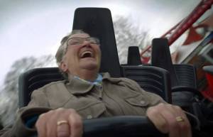 78χρονη γιαγιά ανεβαίνει για πρώτη φορά σε roller coaster (video)