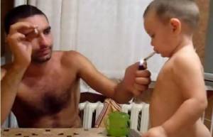 Πατέρας δίνει σε μωρό να δοκιμάσει τσιγάρο (video)