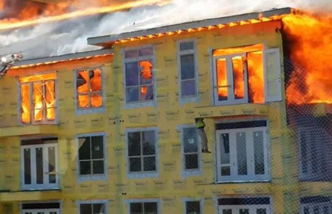 Εγκλωβισμένος σε φλεγόμενο κτήριο σώθηκε την τελευταία στιγμή (video)