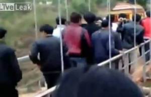 Γέφυρα κατέρρευσε όταν περνούσε κηδεία (video)
