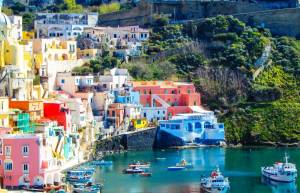 Ένα πολύχρωμο χωριό στις ακτές της Νάπολης