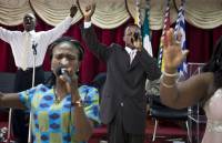 Αφρικανοί προσεύχονται για να βγάλει ο Σαμαράς τη χώρα από την κρίση