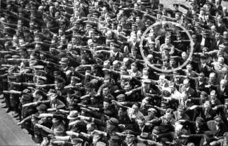 August Landmesser: Ο άντρας που αρνήθηκε να χαιρετήσει ναζιστικά (video)